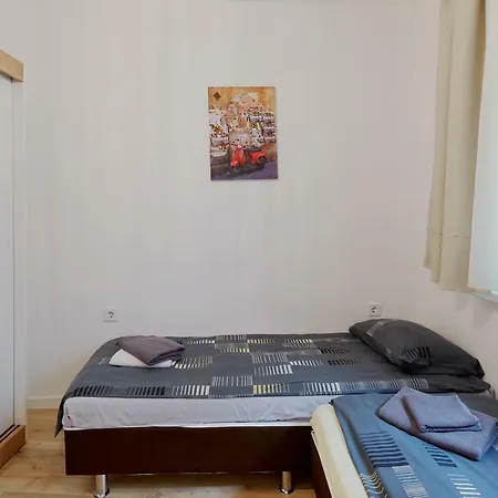 *the Cosmopolitan* Apartment *